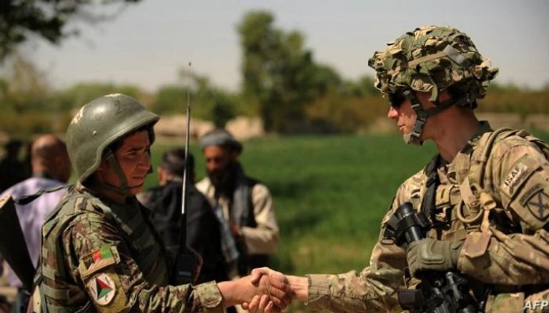 جندي أمريكي يصافح جنديا أفغانيا - صوت أمريكا