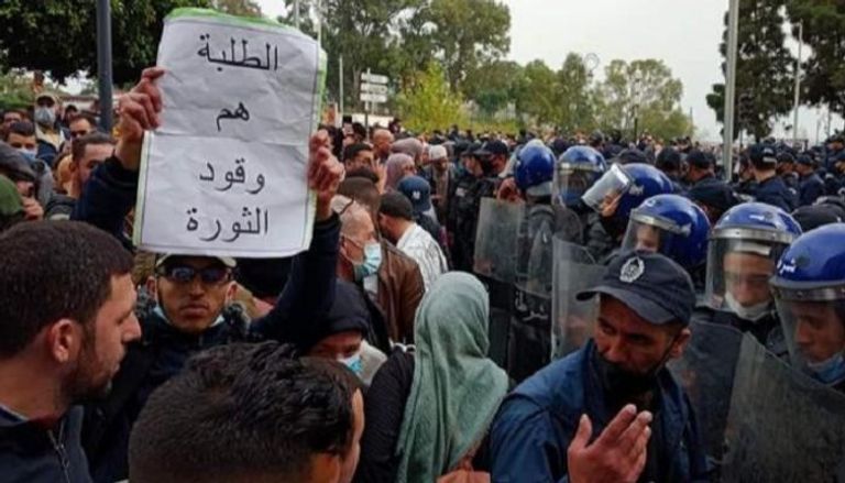 مظاهرة حاشدة لطلبة الجزائر تطالب بتمدين الحكم