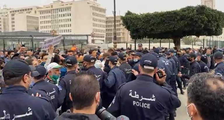 مظاهرة حاشدة لطلبة الجزائر تطالب بتمدين الحكم مظاهرة حاشدة لطلبة الجزائر تطالب بتمدين الحكم