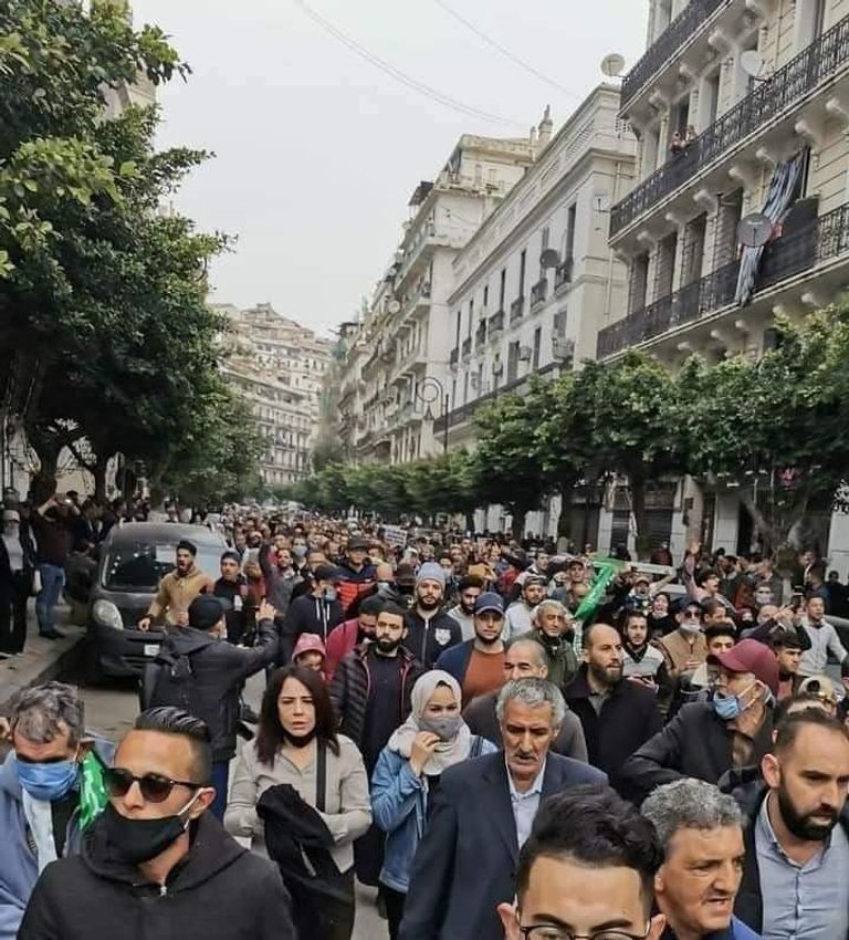 مظاهرة حاشدة لطلبة الجزائر تطالب بتمدين الحكم مظاهرة حاشدة لطلبة الجزائر تطالب بتمدين الحكم