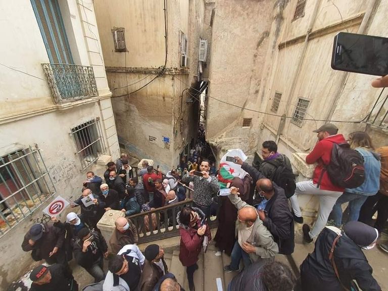 مظاهرة حاشدة لطلبة الجزائر تطالب بتمدين الحكم مظاهرة حاشدة لطلبة الجزائر تطالب بتمدين الحكم