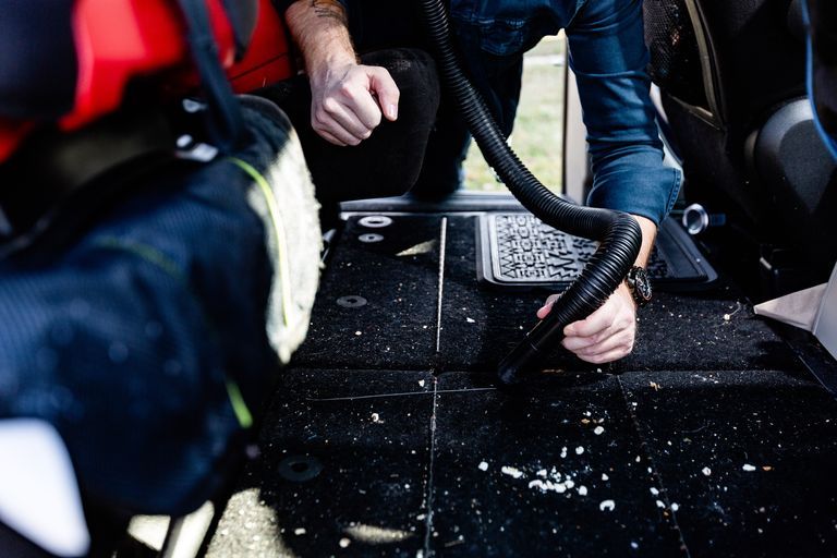 تنظيف السيارة بالمكنسة تنظيف أسطح السيارة بقطعة قماش من خامة الماكرو فايبر