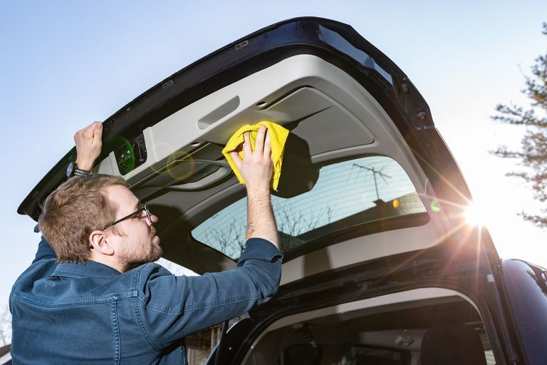 تنظيف أسطح السيارة بقطعة قماش من خامة الماكرو فايبر تنظيف أسطح السيارة بقطعة قماش من خامة الماكرو فايبر