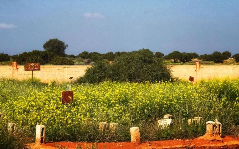 مسؤولو السفارة الفلبينية في موقع رفات الرعايا الأربعة