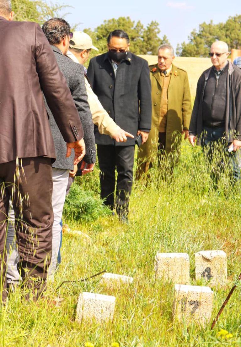 مسؤولو السفارة الفلبينية في موقع رفات الرعايا الأربعة