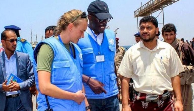 القيادي الحوثي منصور السعادي مع بعثة الأمم المتحدة بميناء الحديدة