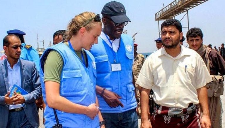 القيادي الحوثي منصور السعادي مع بعثة الأمم المتحدة في ميناء الحديدة