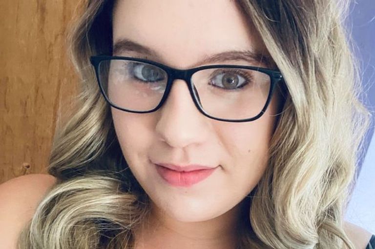 الطفلان برونوين وسورين أثناء لعبهما ببودرة التلك