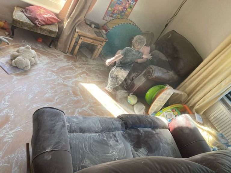 الطفلان برونوين وسورين أثناء لعبهما ببودرة التلك