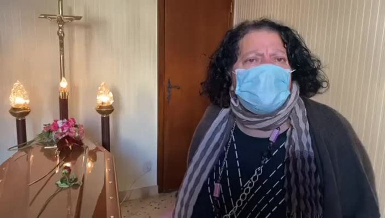 السيدة جوزي لا مانتيا أثناء جلوسها بجوار نعش والدتها