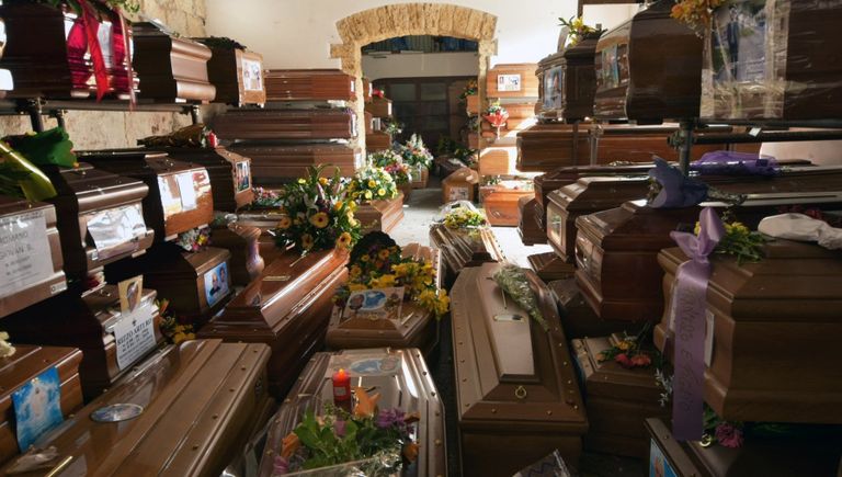 السيدة جوزي لا مانتيا أثناء جلوسها بجوار نعش والدتها