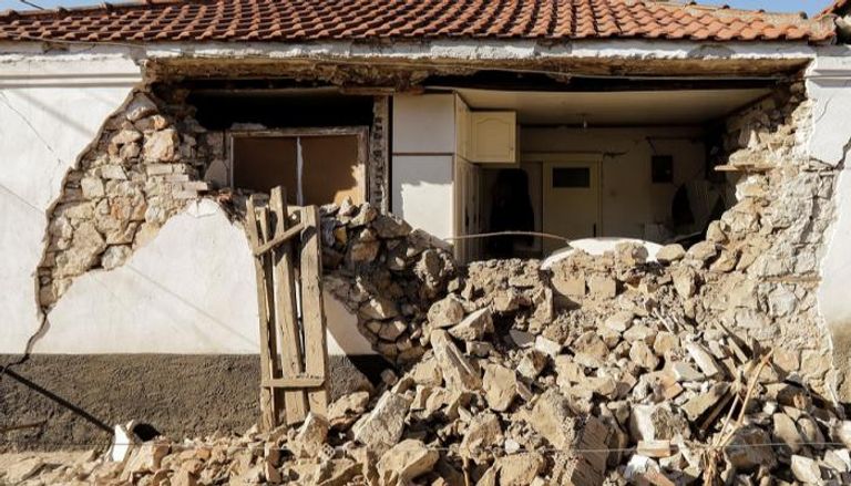 آثار الزلزال على منزل في وسط اليونان