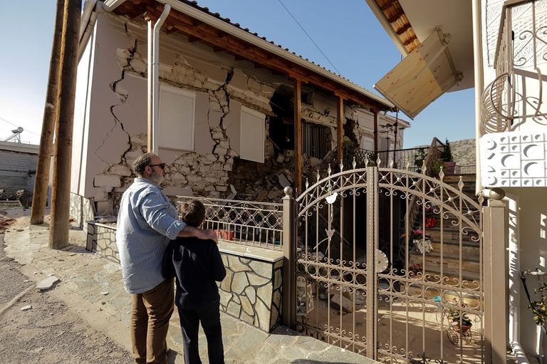 آثار الزلزال على منزل في وسط اليونان