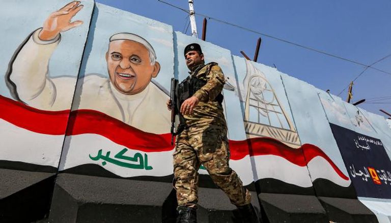 رسوم تحمل صورة بابا الفاتيكان على حواجز أمنية في بغداد