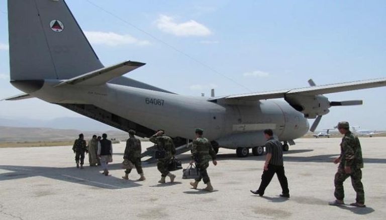 جنود أفغان يستقلون إحدى الطائرات الإيطالية المعيبة