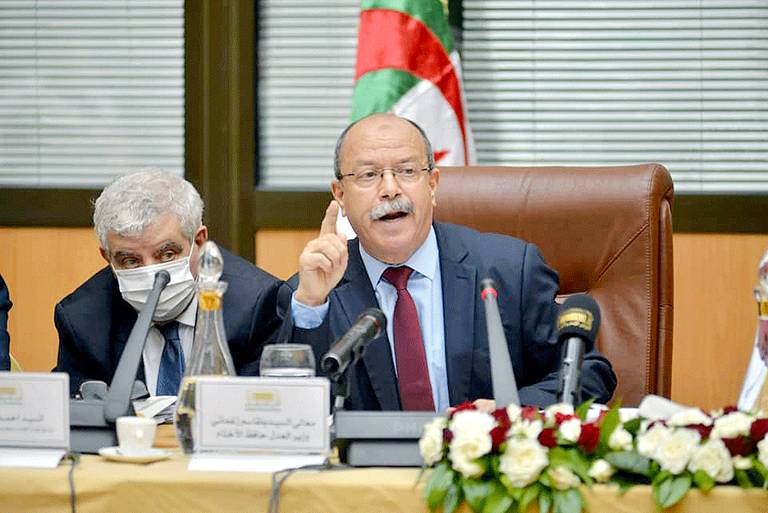 وزير العدل الجزائري بلقاسم زغماتي - أرشيفية جواز سفر جزائري - أرشيفية