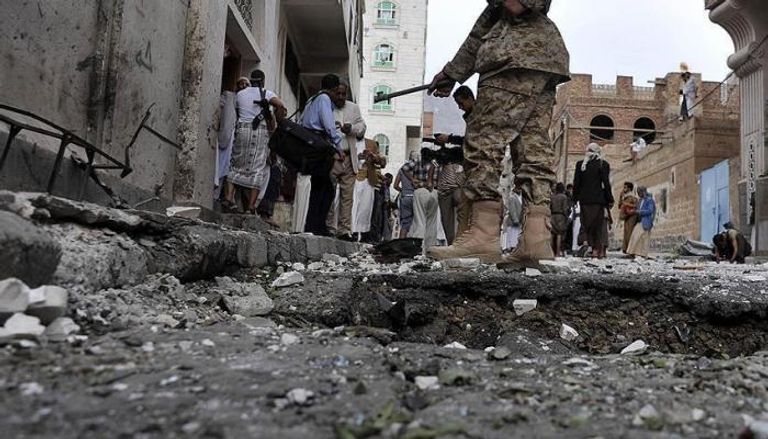 آثار أحد التفجيرات الإرهابية في عدن - أرشيفية