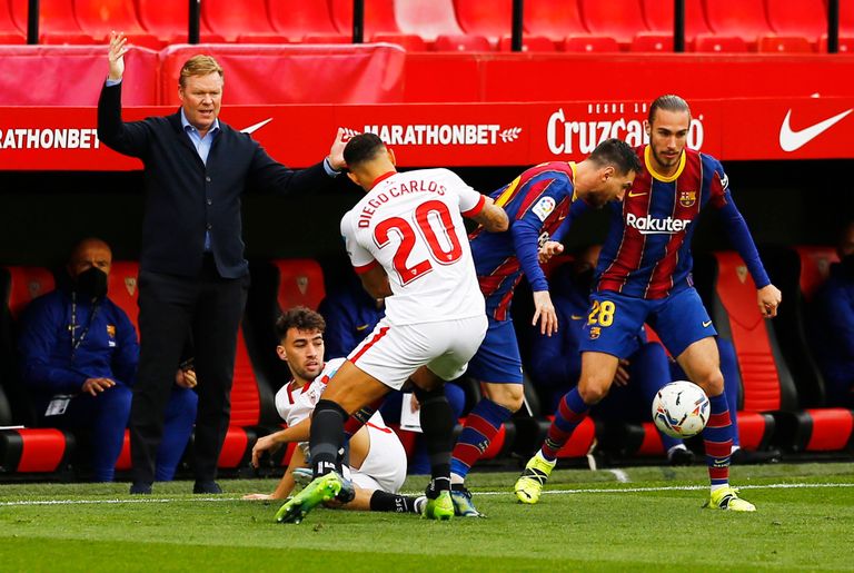 من مباراة برشلونة وإشبيلية رونالد كومان خلال مباراة برشلونة وإشبيلية