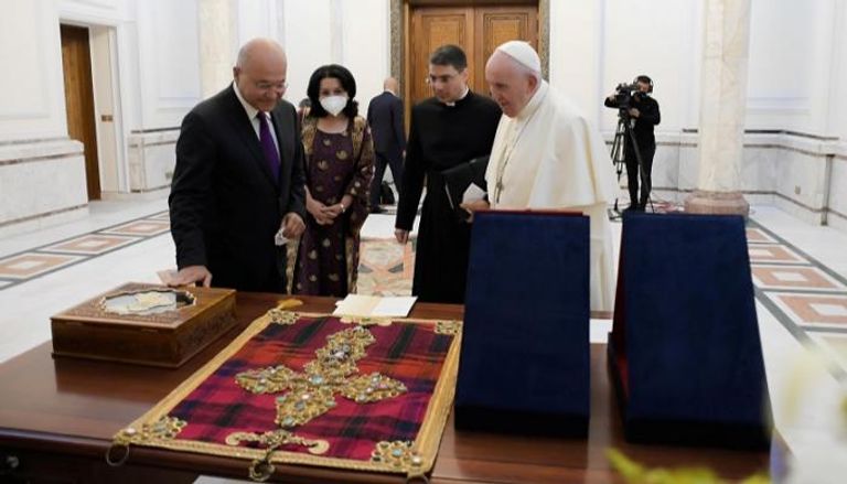 البابا فرنسيس والرئيس العراقي برهم صالح