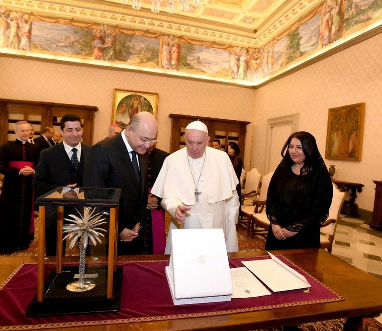 البابا فرنسيس والرئيس العراقي برهم صالح