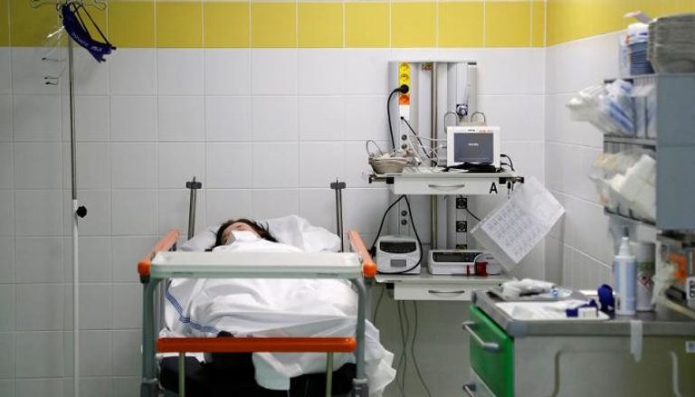 مريضة مصابة بكورونا ترقد في إحدى مستشفيات التشيك