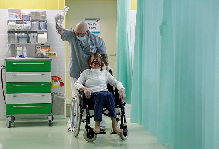 مريضة مصابة بكورونا ترقد في أحد مستشفيات التشيك