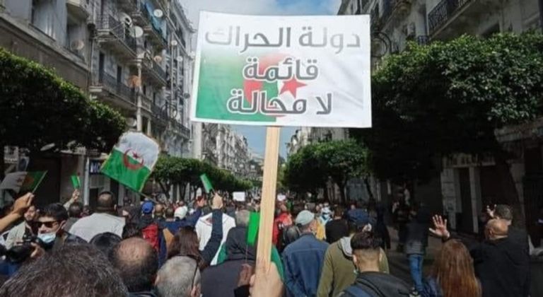 مظاهرات حاشدة بالجزائر جزائرية ترفع علم البلاد في ذكرى الحراك الشعبي