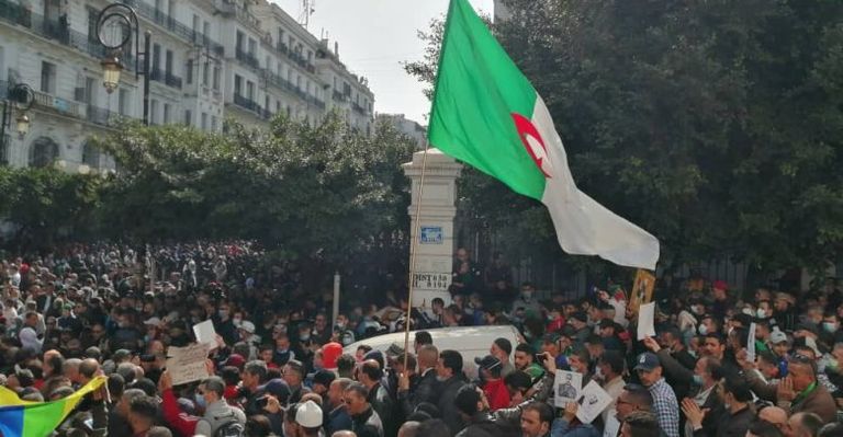 مظاهرات حاشدة بالجزائر جزائرية ترفع علم البلاد في ذكرى الحراك الشعبي