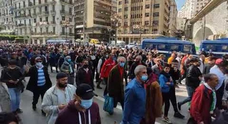 مظاهرات حاشدة بالجزائر جزائرية ترفع علم البلاد في ذكرى الحراك الشعبي