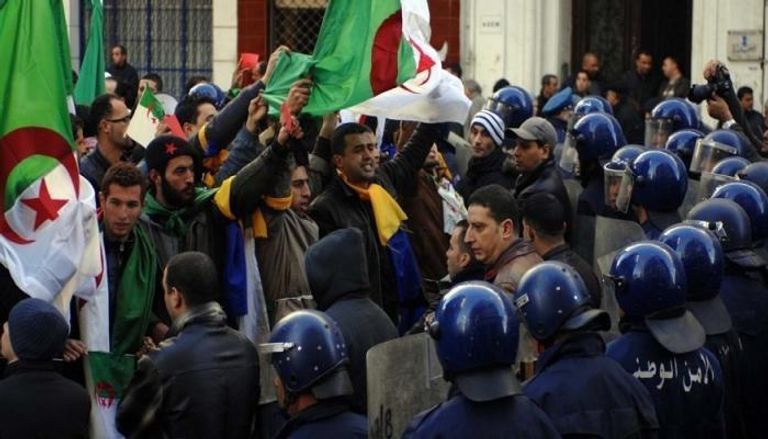 حاجز أمني لمنع المتظاهرين من التقدم بالجزائر - أرشيفية