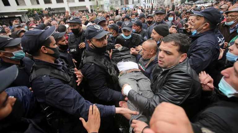 اعتقال أحد المتظاهرين من قبل الشرطة الجزائرية - أرشيفية