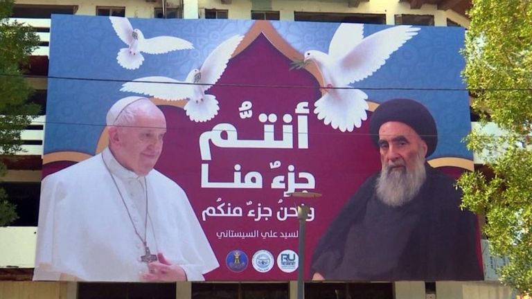 البابا فرنسيس خلال زيارته الباباوية الحالية للعراق