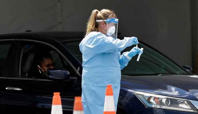 شخص يتلقى لقاح كورونا- أرشيفية