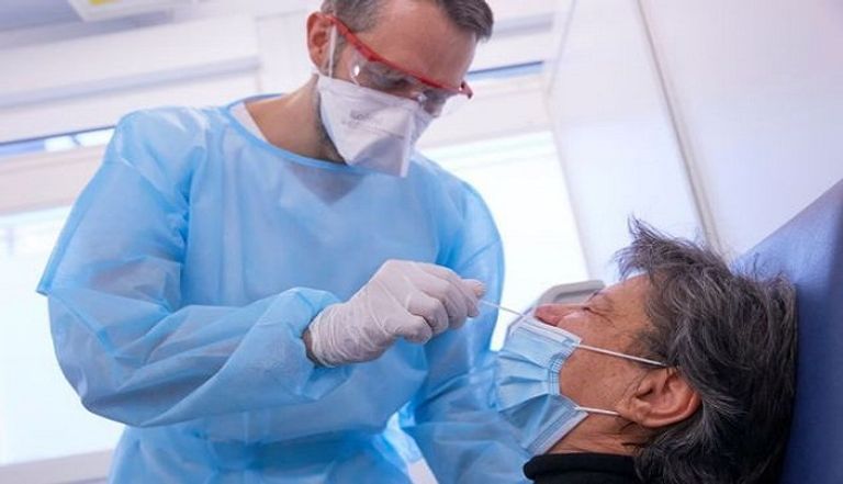 شخص يتلقى لقاح كورونا- أرشيفية