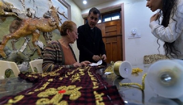 العراقية كرجية تحيك وشاحاً للبابا فرنسيس