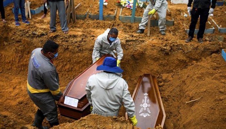 دفن أحد ضحايا فيروس كورونا في البرازيل (أرشيفية)