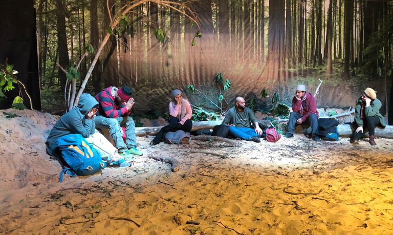 أعضاء المبادرة خلال تقديم عمل فني