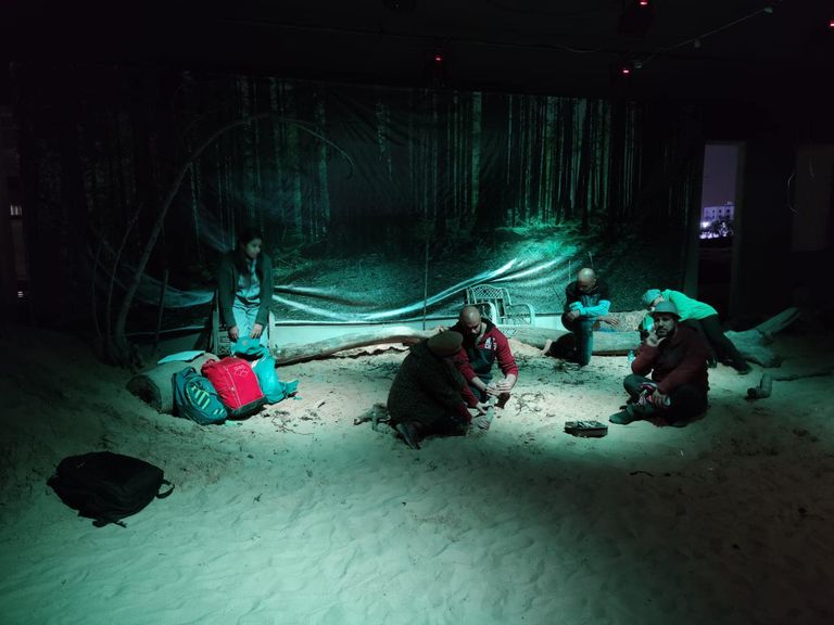 أعضاء المبادرة خلال تقديم عمل فني