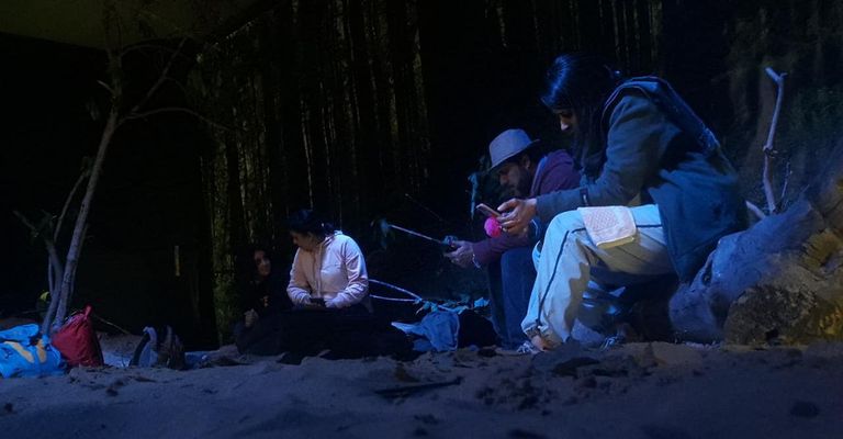 أعضاء المبادرة خلال تقديم عمل فني