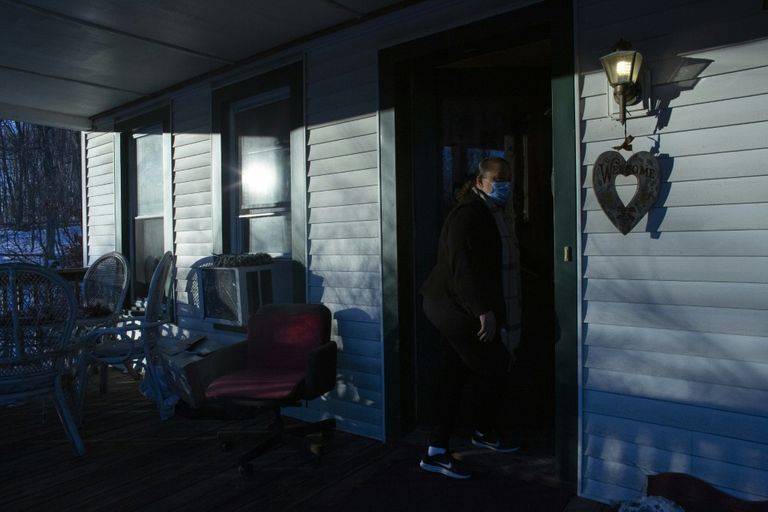 المتطوعة شيريل بولوك هاناه في ملجأ "سترنثن أور سيسترز" في باترسون بولاية نيو جيرزي