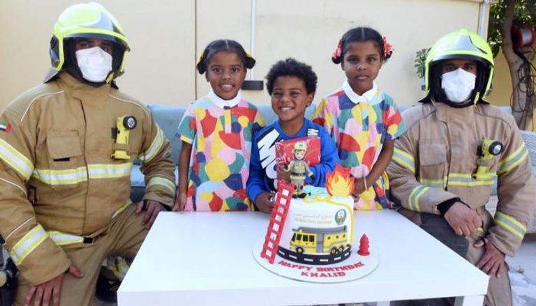 الطفل خالد يحتفل بعيد ميلاده مع رجال الإطفاء في دبي