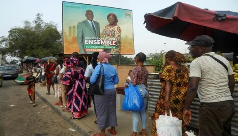 الناخبون في ساحل العاج خلال الإدلاء بأصواتهم في الانتخابات التشريعية