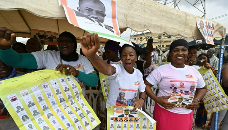 الناخبون في ساحل العاج خلال الإدلاء بأصواتهم في الانتخابات التشريعية