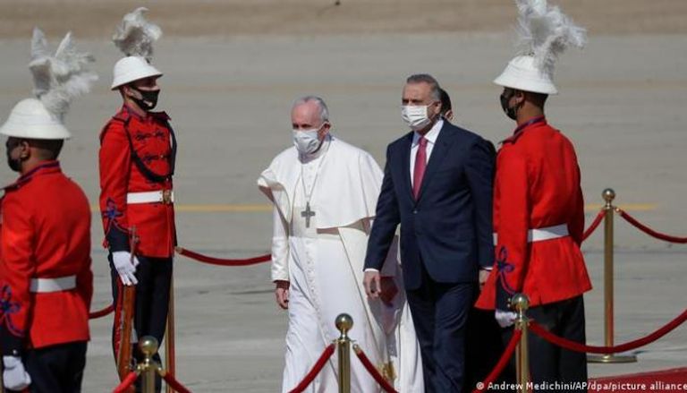 الكاظمي خلال استقباله البابا فرنسيس في مطار بغداد