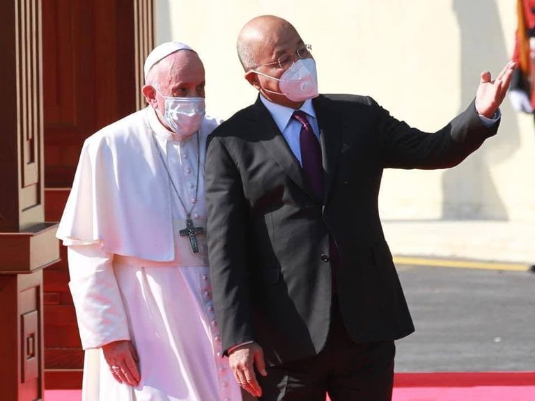 الكاظمي خلال استقباله البابا فرنسيس في مطار بغداد