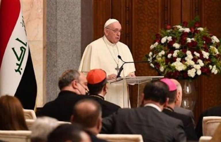 الكاظمي خلال استقباله البابا فرنسيس في مطار بغداد