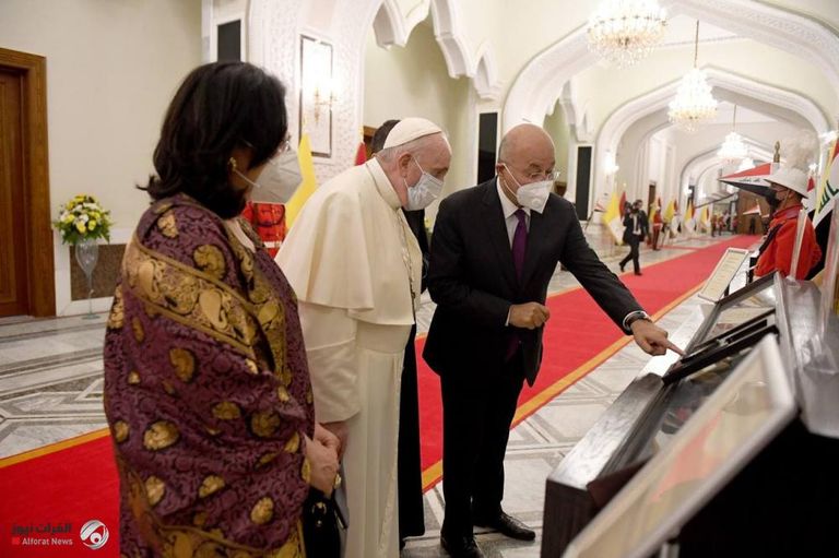 الكاظمي خلال استقباله البابا فرنسيس في مطار بغداد