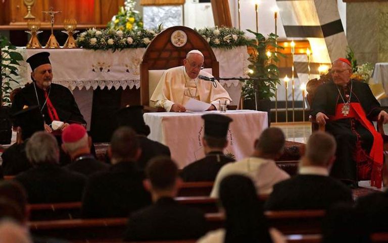 الكاظمي خلال استقباله البابا فرنسيس في مطار بغداد