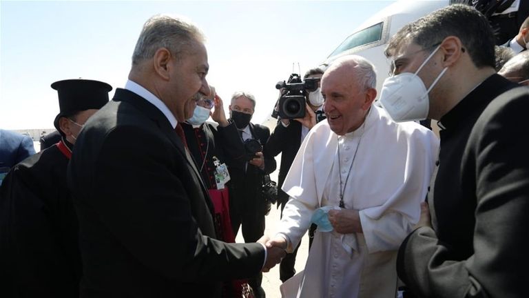 الكاظمي خلال استقباله البابا فرنسيس في مطار بغداد