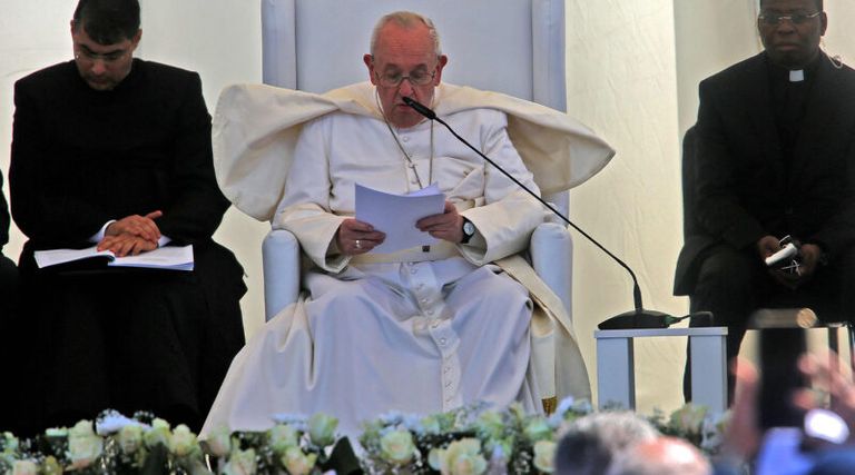 الكاظمي خلال استقباله البابا فرنسيس في مطار بغداد